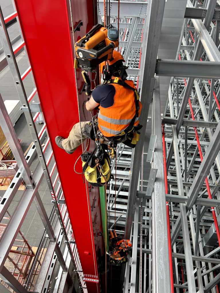 Rope Access Plus Montage Stroomrails Magazijnlift